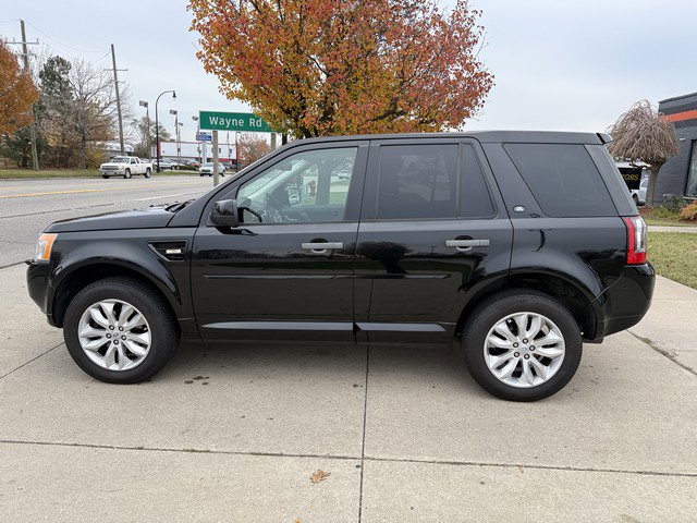 Used 2011 Land Rover LR2 HSE image 8