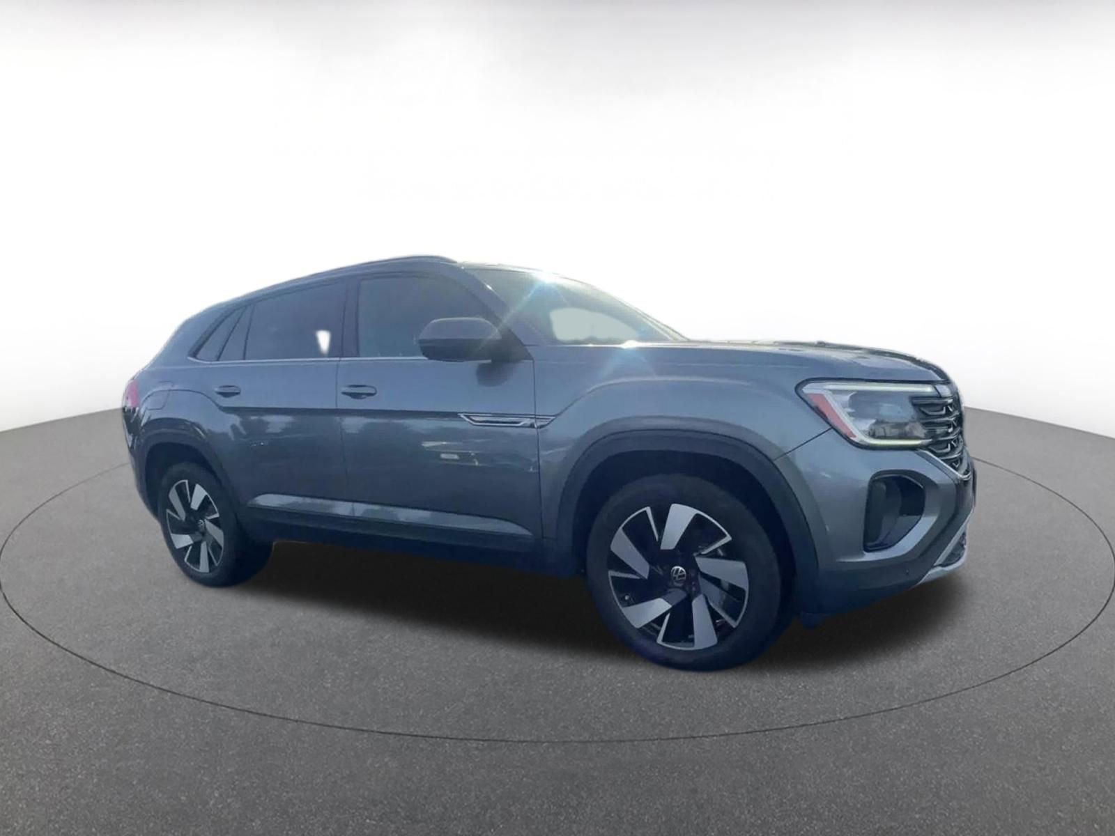 Used 2025 Volkswagen Atlas Cross Sport SE image 2