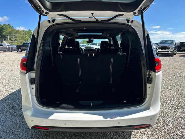 Used 2025 Chrysler Pacifica Limited AWD/4WD image 15