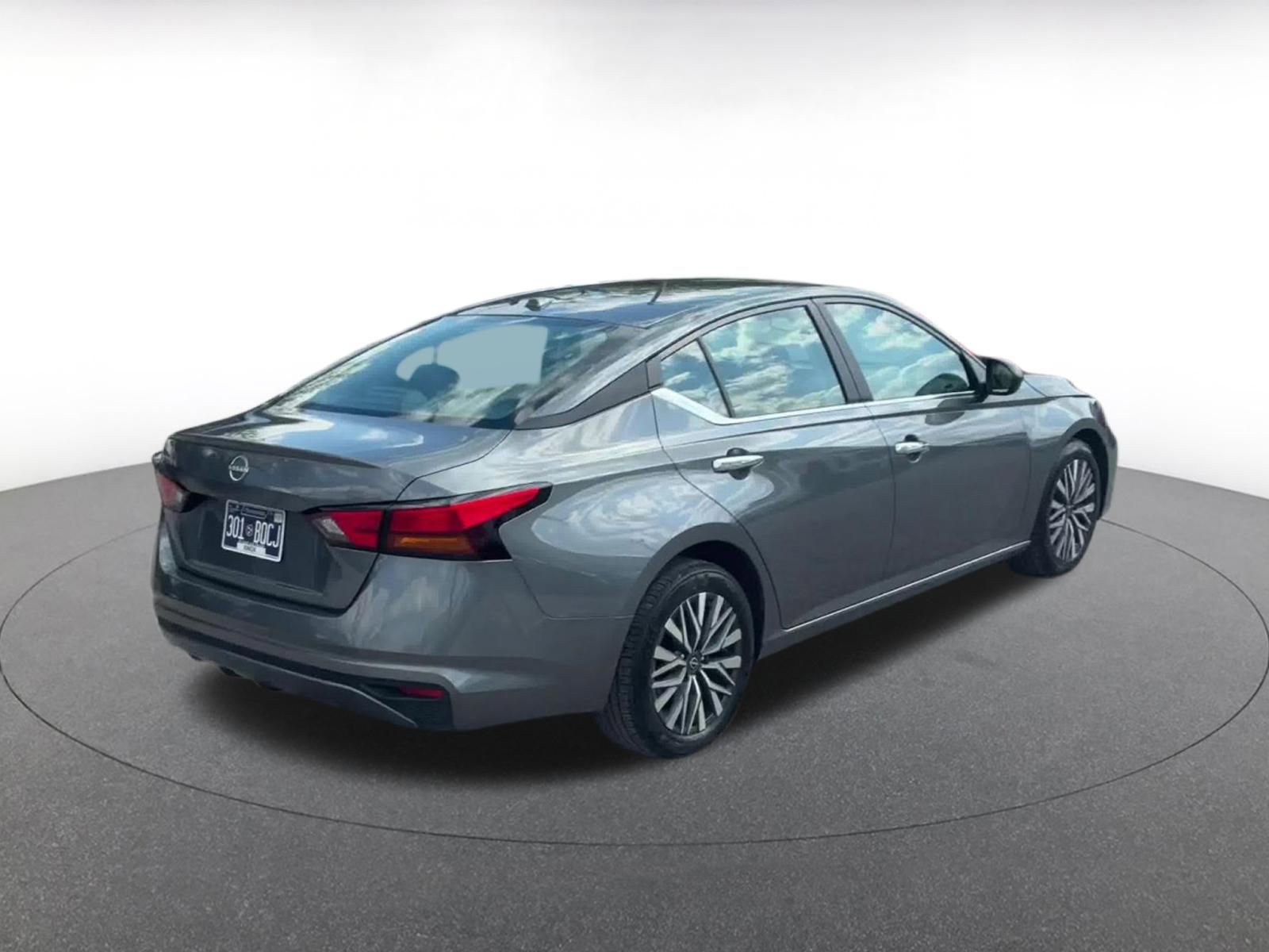 Used 2025 Nissan Altima 2.5 SV FWD image 12