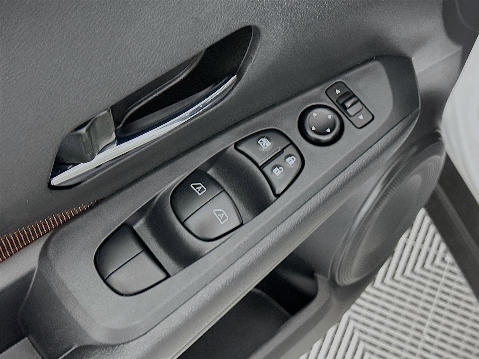 Used 2024 Nissan Kicks SR image 19