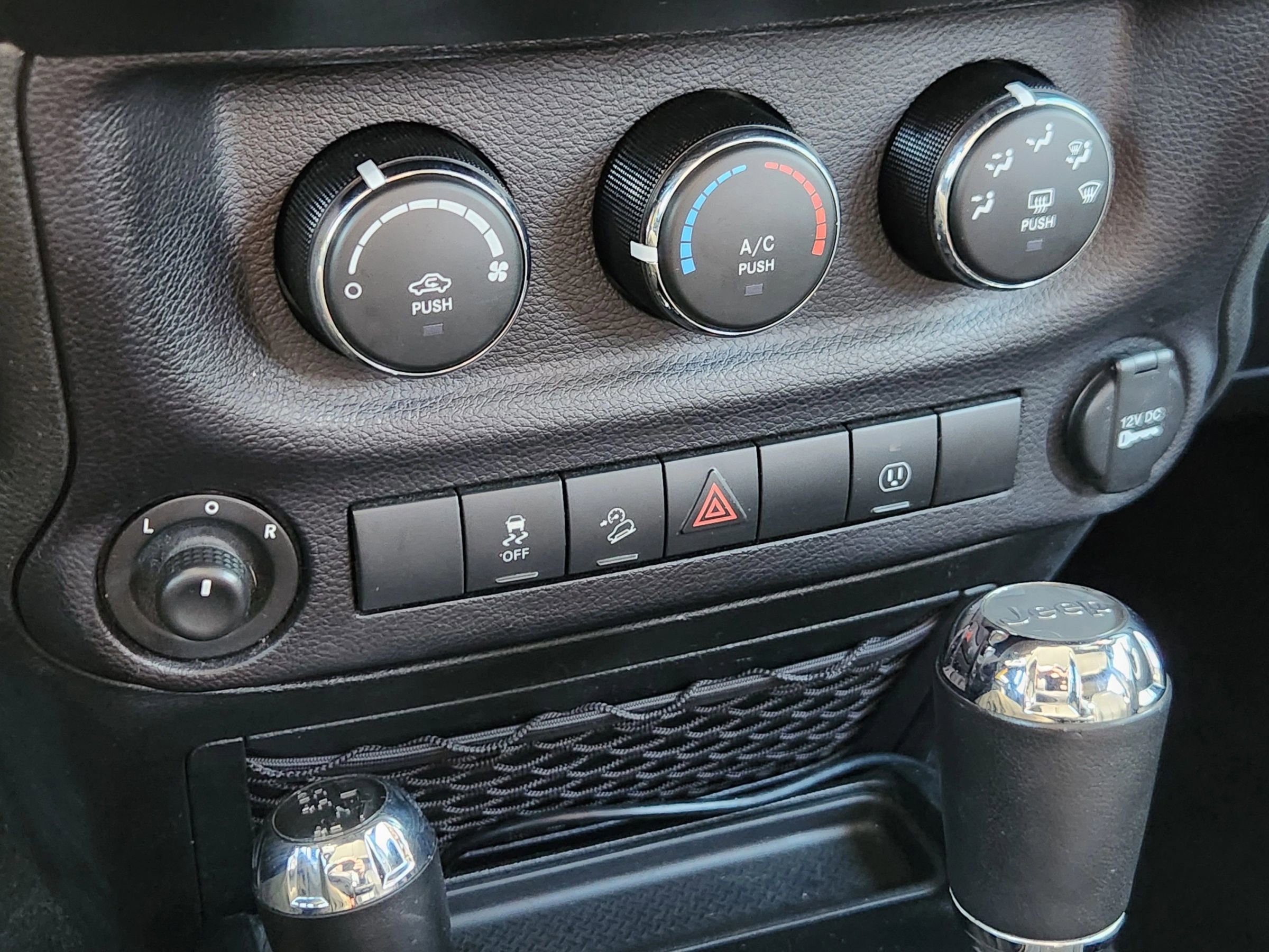 Used 2018 Jeep Wrangler Unlimited Sahara image 29