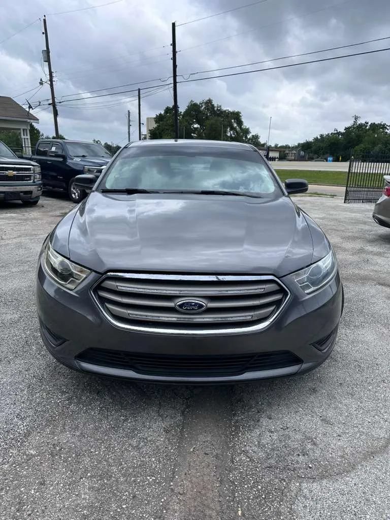 Used 2014 Ford Taurus SE FWD image 2