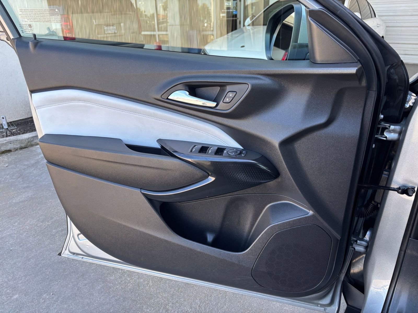 Used 2025 Chevrolet Trax LT FWD image 18
