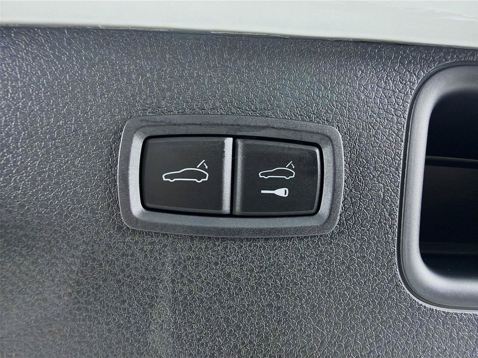 Certified 2026 Porsche Macan Turbo AWD/4WD image 24