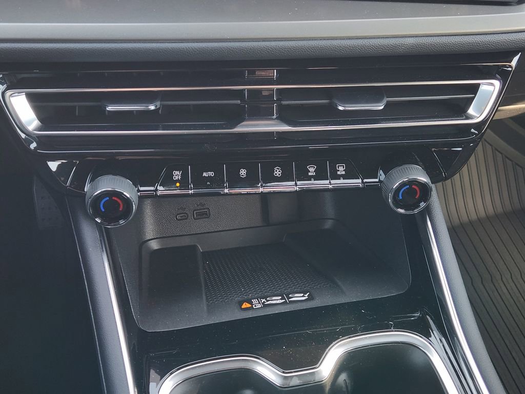 Used 2025 Chevrolet Traverse LT w/ Driver Confidence Package image 20