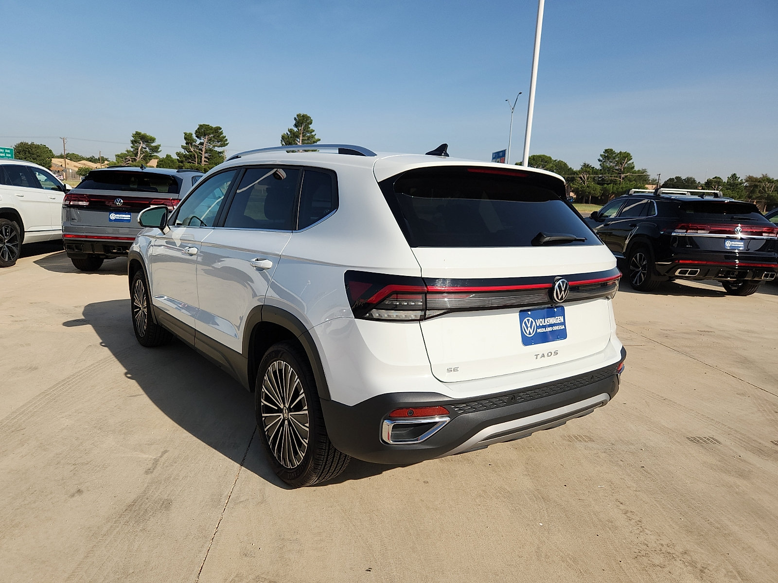 Used 2026 Volkswagen Taos SE FWD image 4