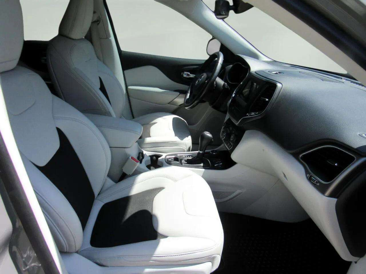 Used 2020 Jeep Cherokee Latitude Plus w/ Comfort/Convenience Group image 32