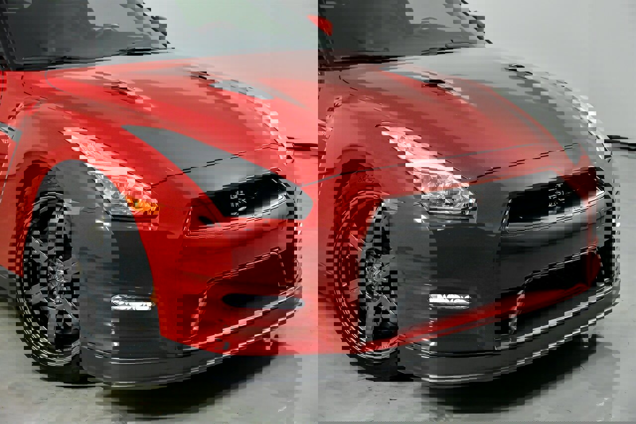 Used 2015 Nissan GT-R Black Edition image 3