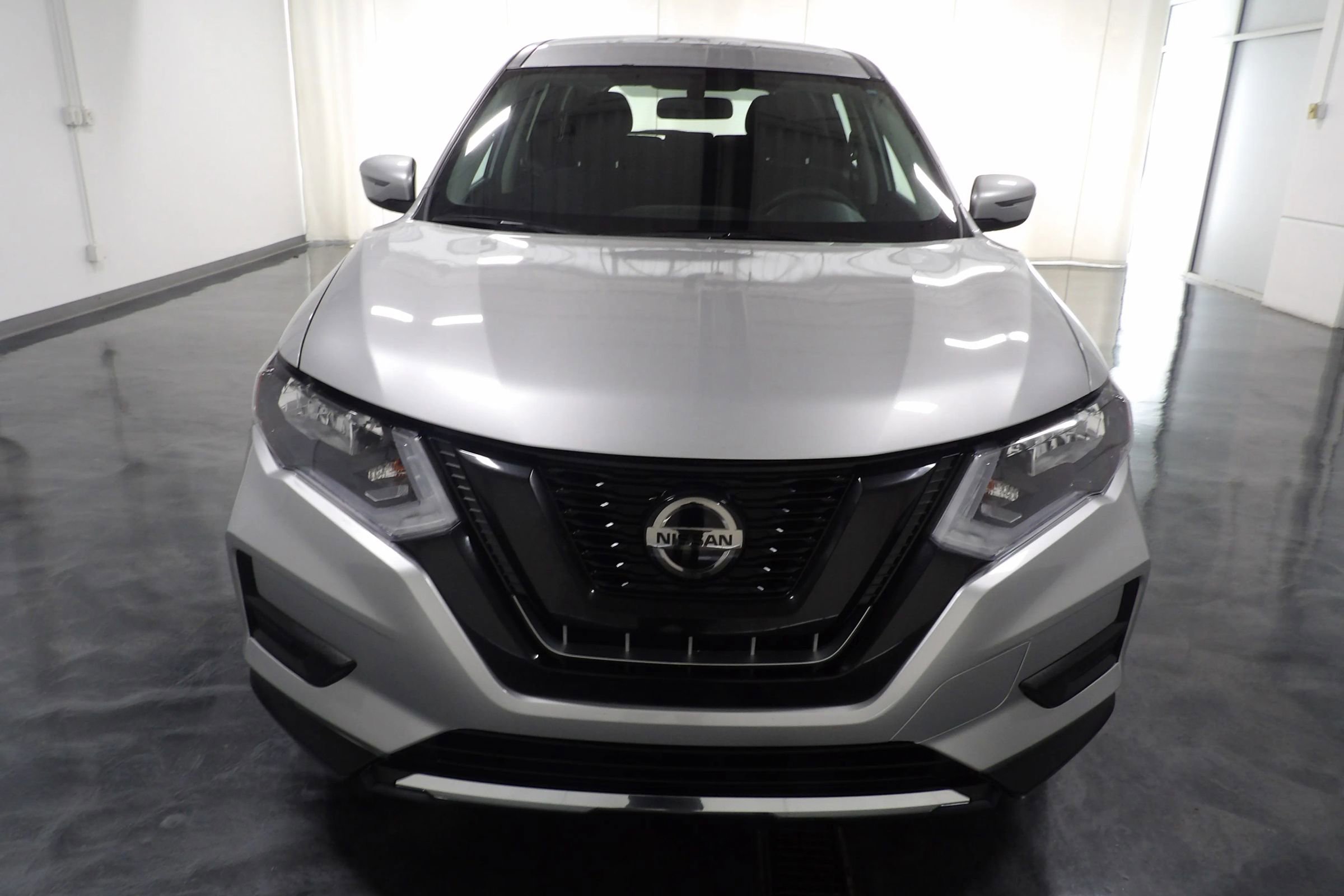 Used 2017 Nissan Rogue S image 2