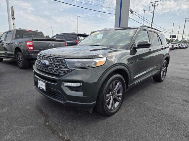 Used 2024 Ford Explorer XLT w/ Equipment Group 202A AWD/4WD image 4