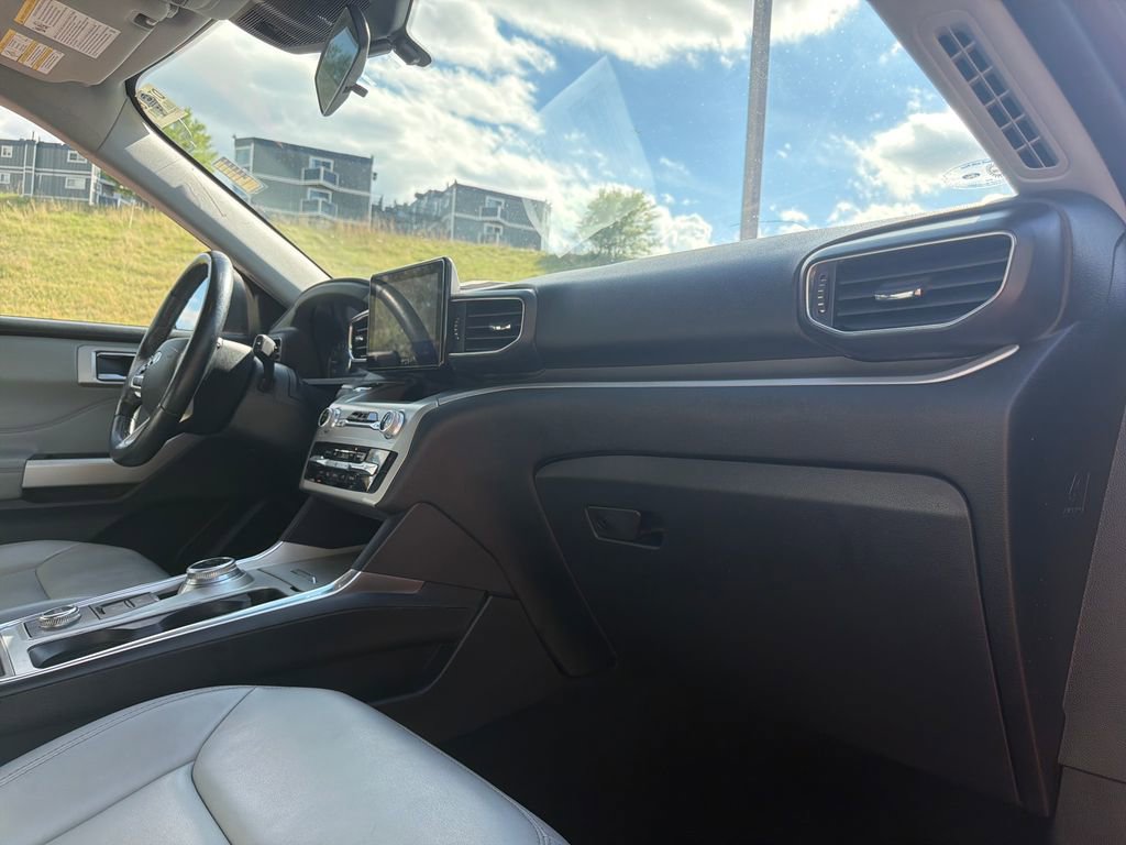 Used 2021 Ford Explorer XLT w/ Equipment Group 202A AWD/4WD image 40