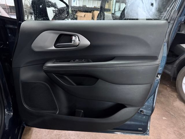 Used 2025 Chrysler Pacifica Limited FWD image 18