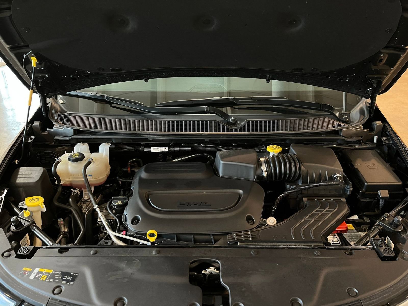 Used 2025 Chrysler Pacifica Limited image 36