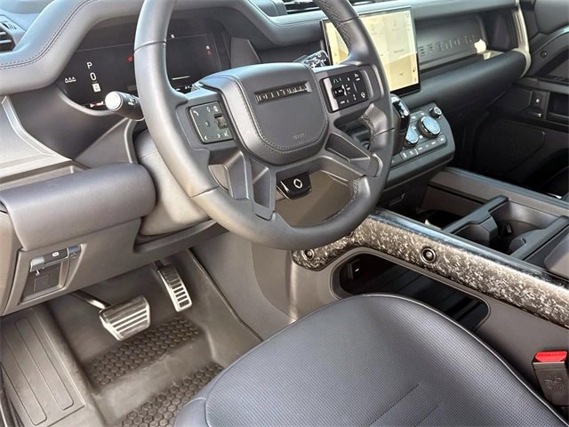 Used 2025 Land Rover Defender 110 image 30