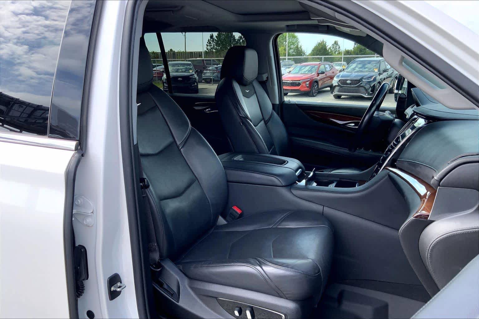 Used 2019 Cadillac Escalade ESV Premium Luxury image 9