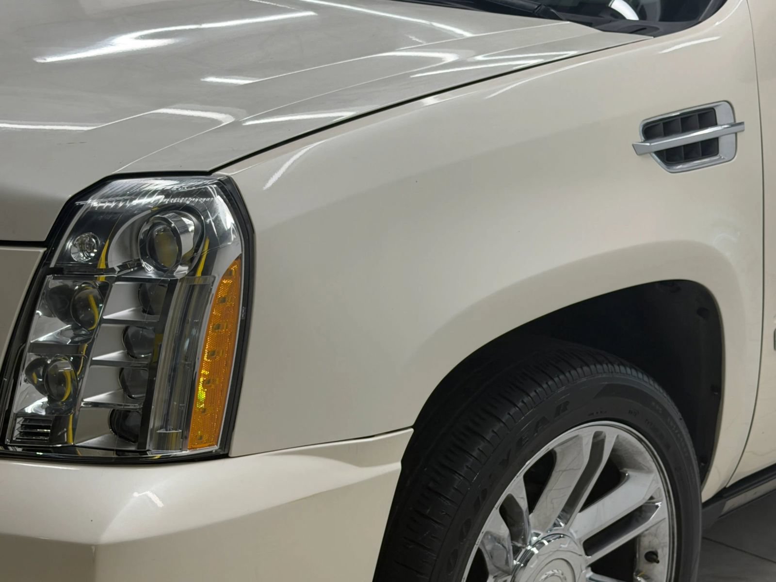 Used 2011 Cadillac Escalade Platinum AWD/4WD image 4