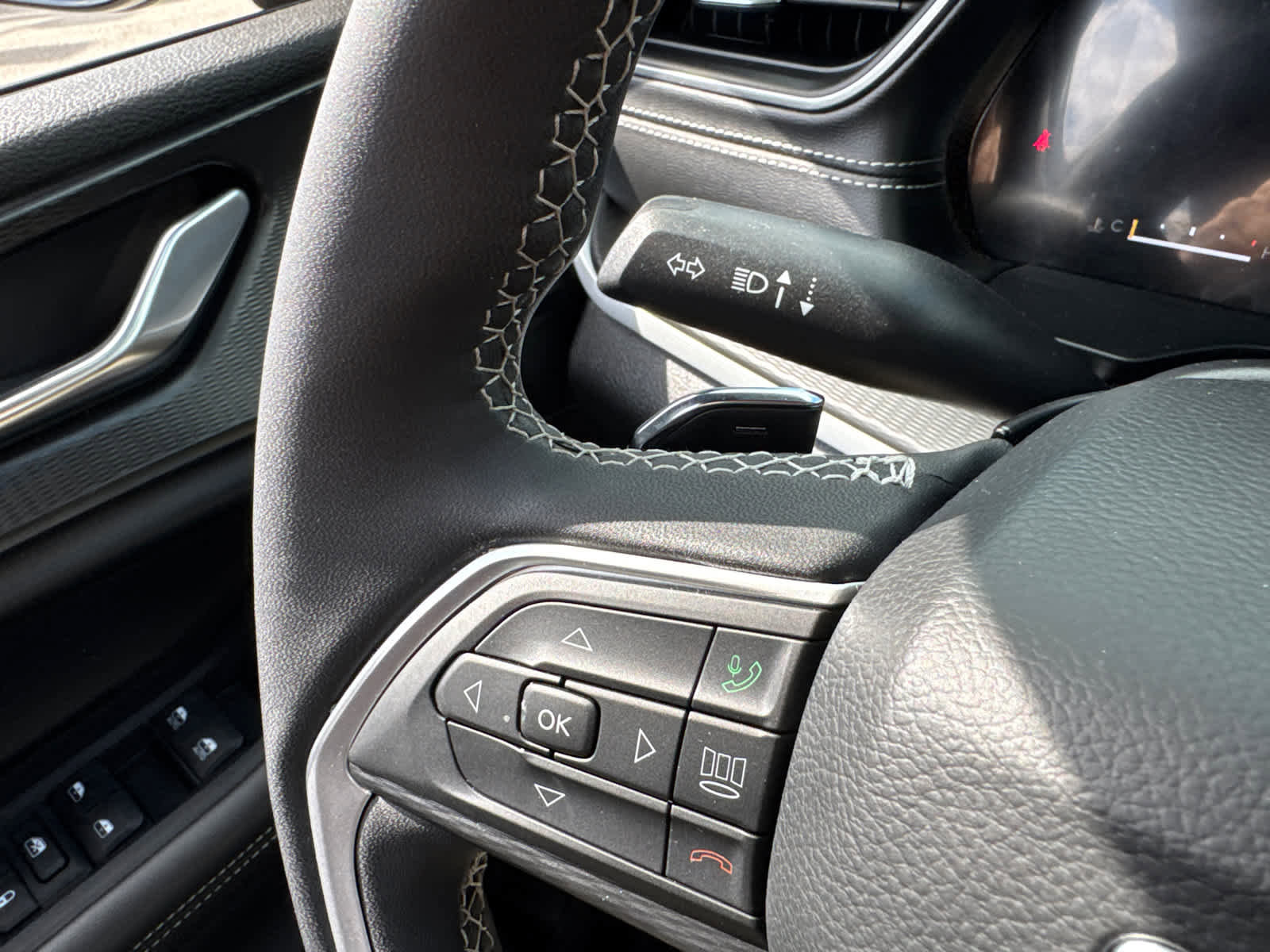 Used 2025 Jeep Grand Cherokee Altitude AWD/4WD image 20