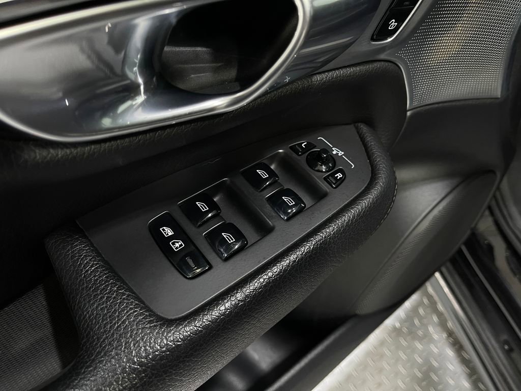 Used 2018 Volvo XC90 T8 Momentum w/ Convenience Package image 17