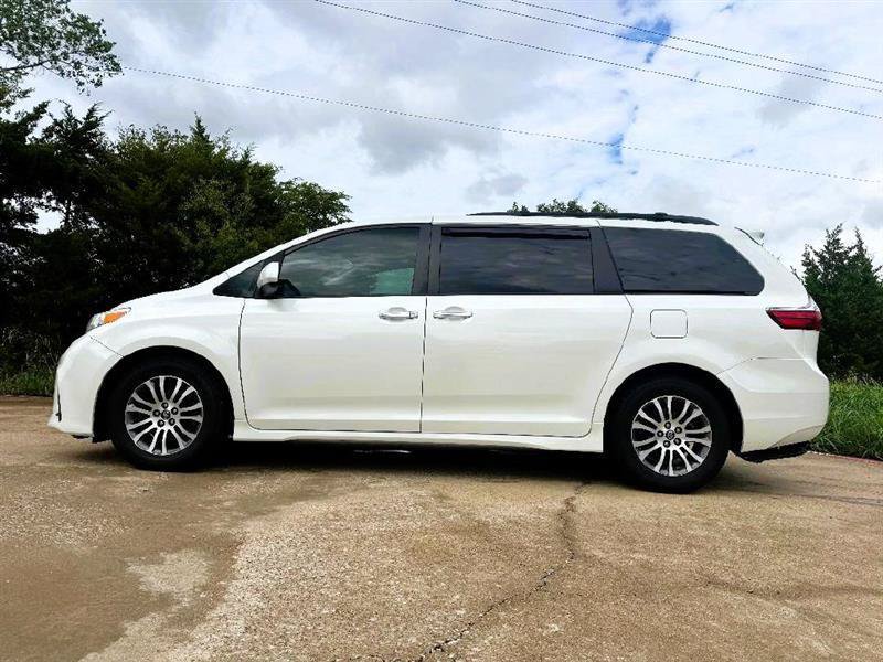 Used 2018 Toyota Sienna XLE Premium FWD image 9