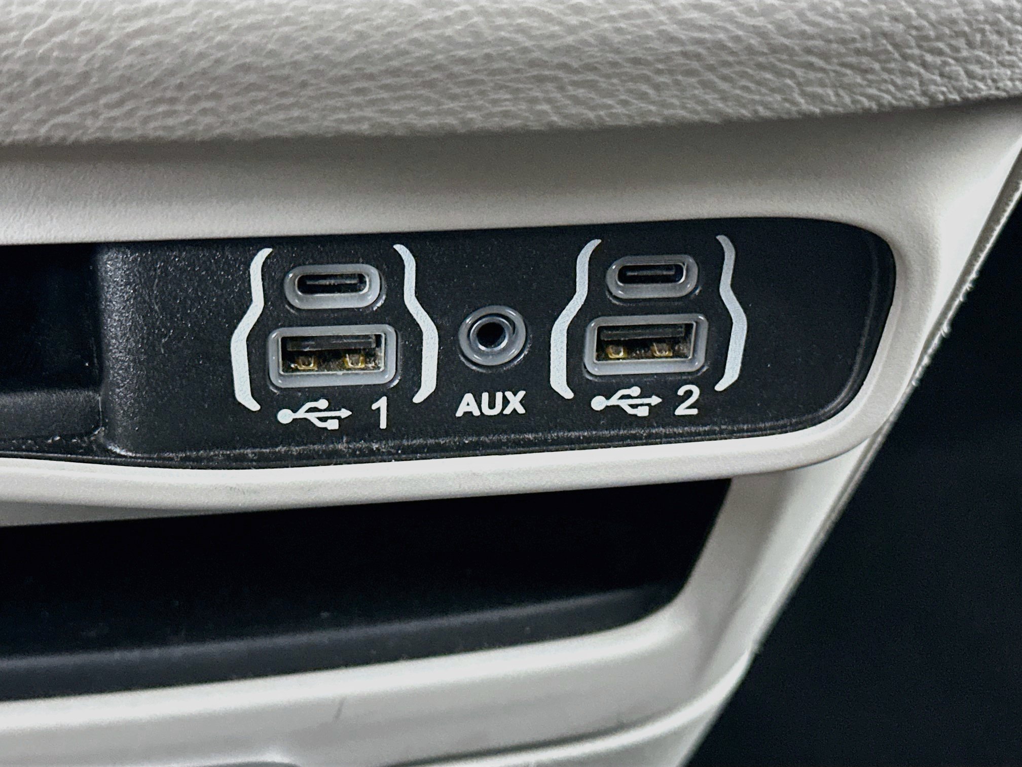 Used 2024 Chrysler Pacifica Touring-L FWD image 26