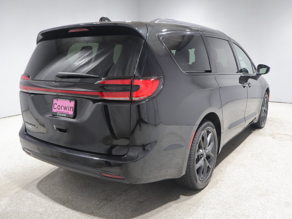 Used 2023 Chrysler Pacifica Touring-L w/ Uconnect Theater Family Group FWD image 3