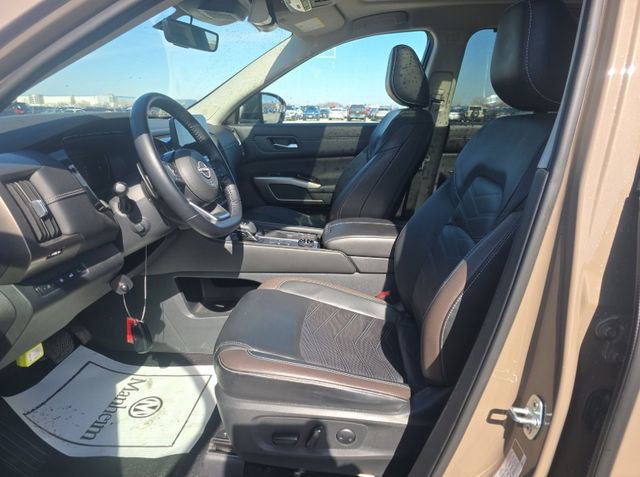 Used 2023 Nissan Pathfinder Platinum w/ Lighting Package (N92) image 6