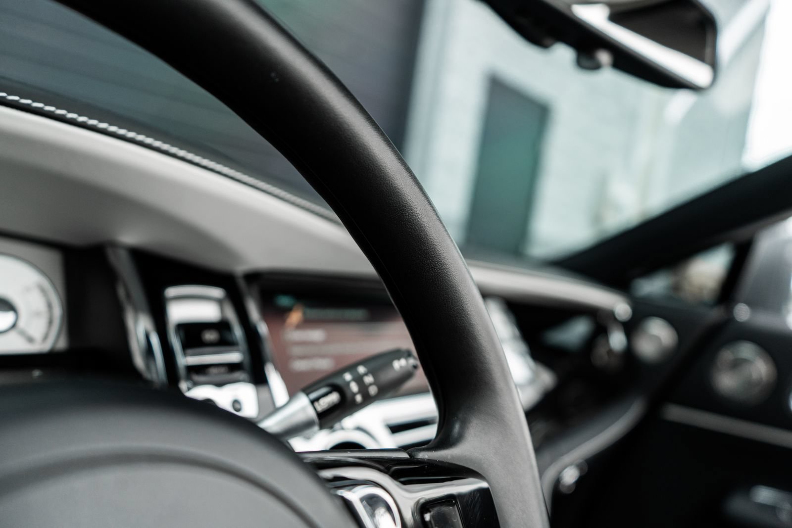 Used 2020 Rolls-Royce Dawn RWD image 32