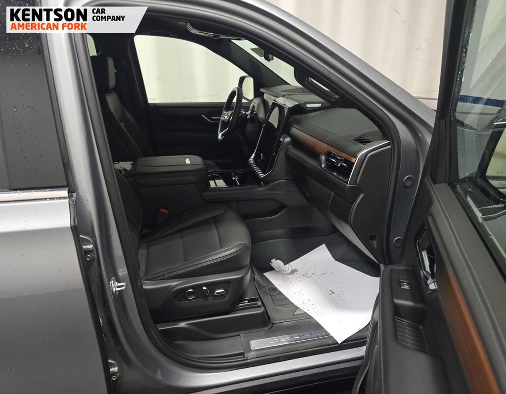 Used 2025 GMC Yukon XL Denali w/ Advanced Technology Package image 8