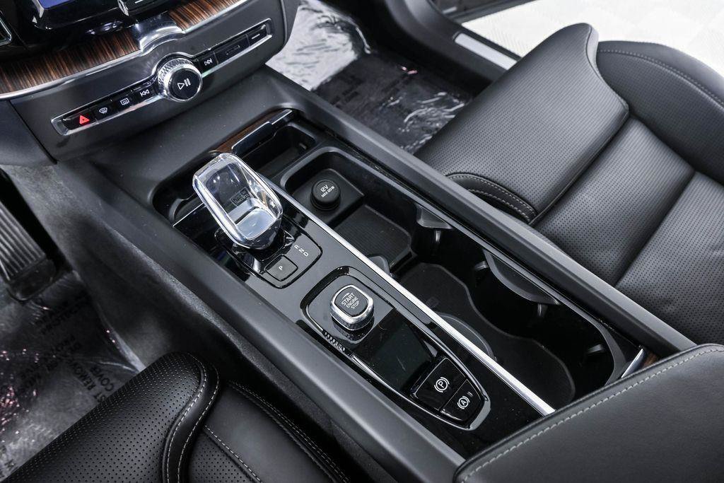 Certified 2023 Volvo XC60 B5 Ultimate w/ Climate Package FWD image 19