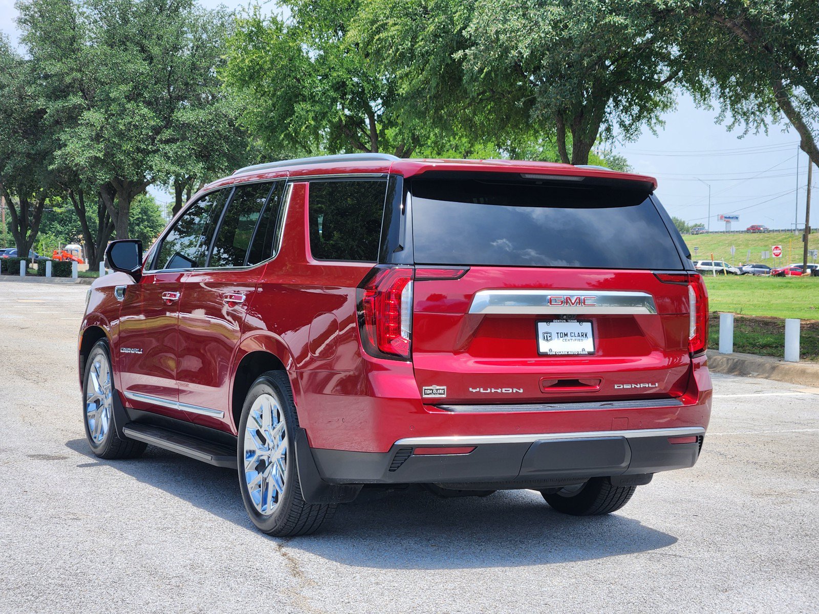 Used 2024 GMC Yukon Denali w/ Advanced Technology Package AWD/4WD image 4