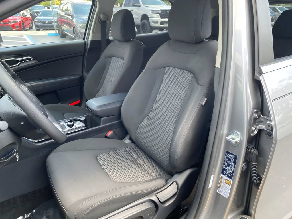 Used 2025 Kia Sportage LX FWD image 15