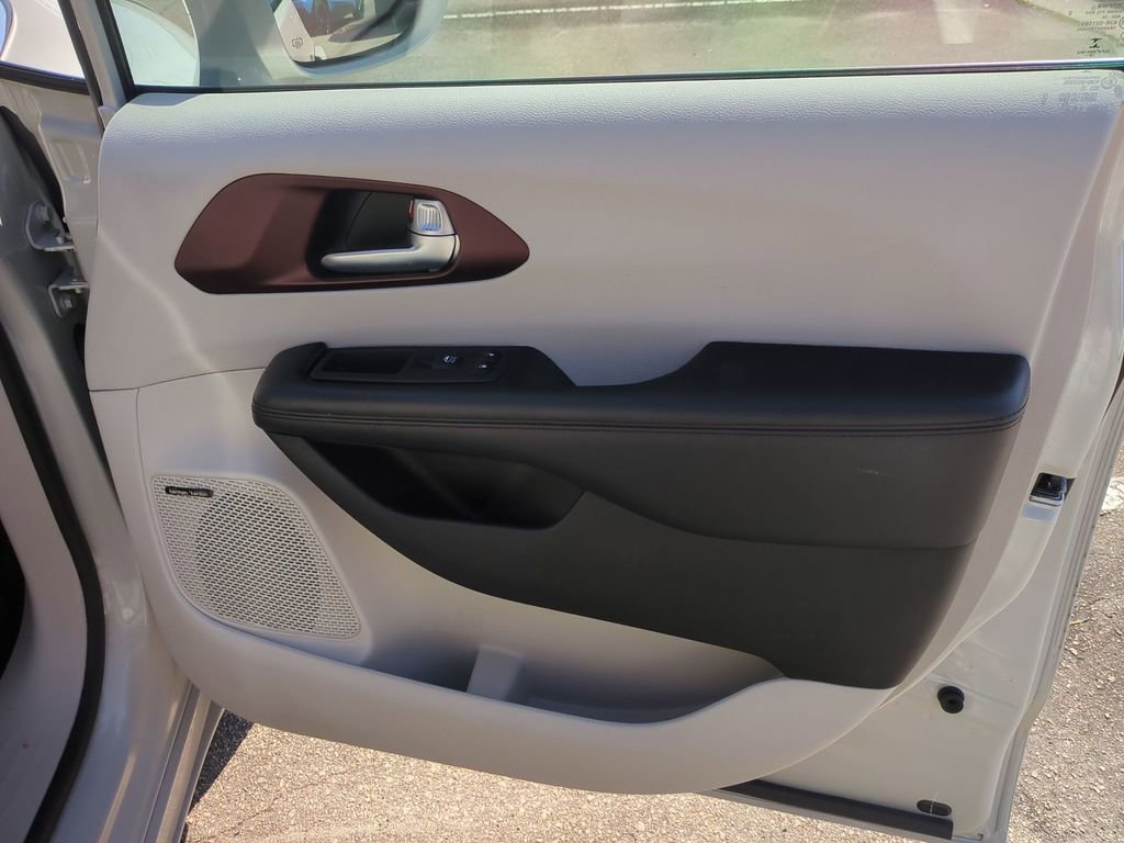 Used 2019 Chrysler Pacifica Limited w/ Tire & Wheel Group image 27