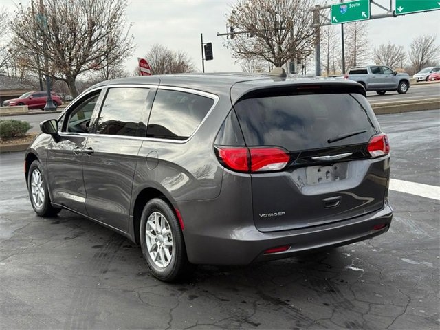 Used 2023 Chrysler Voyager LX image 3