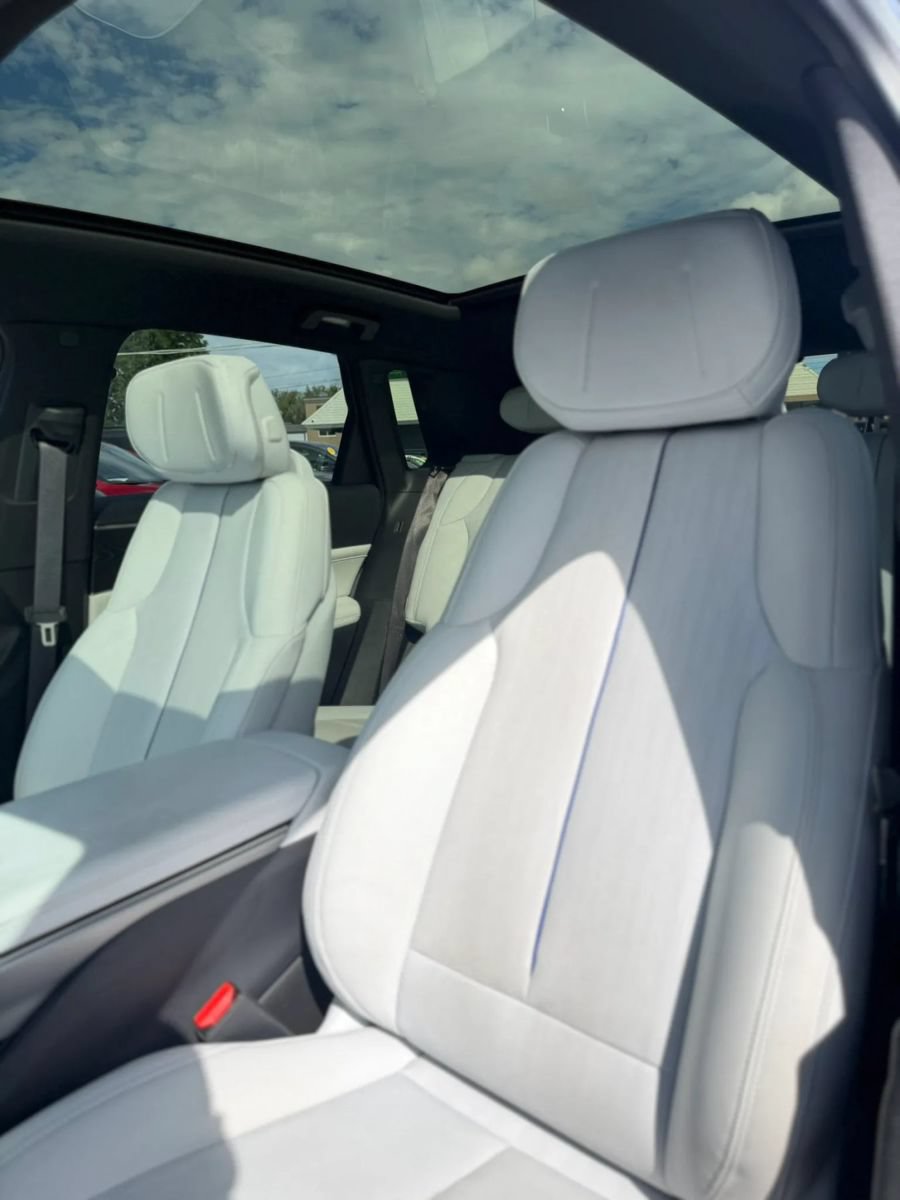 Used 2024 Cadillac Lyriq Luxury AWD/4WD image 13
