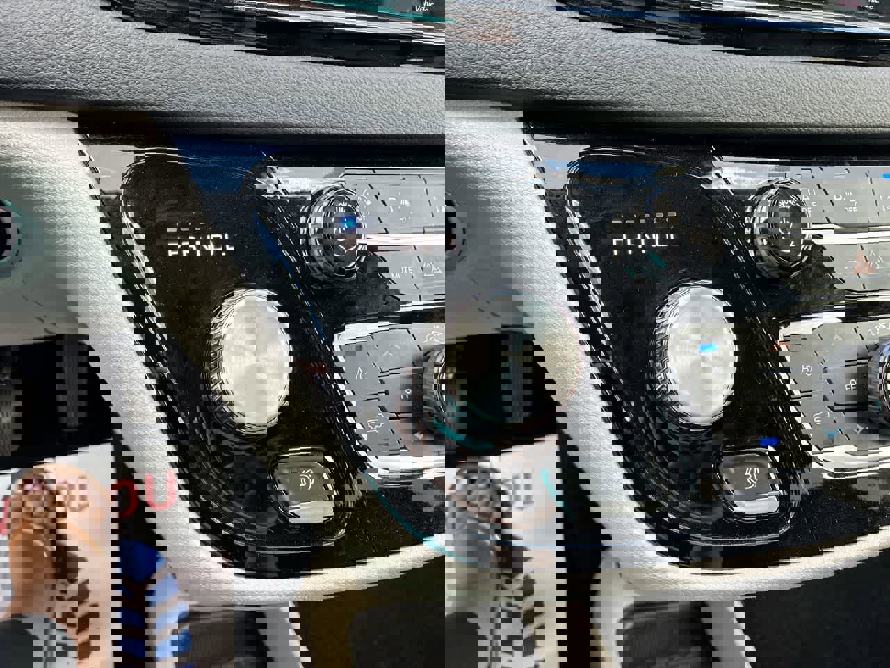 Used 2024 Chrysler Pacifica Touring-L image 15