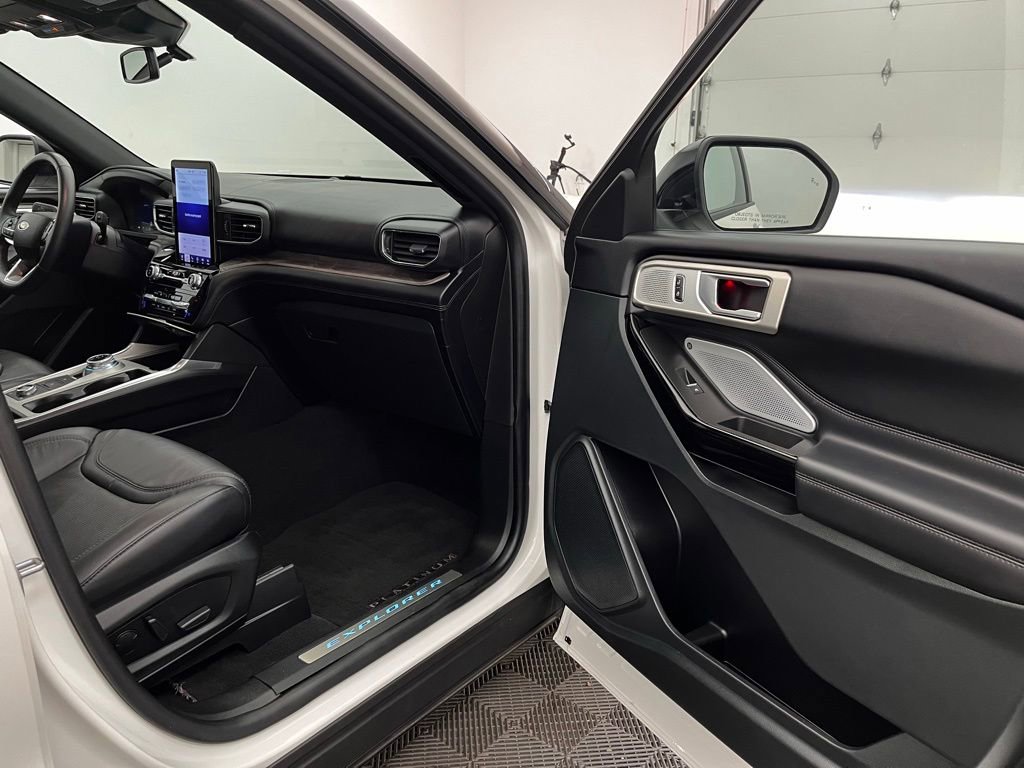 Used 2023 Ford Explorer Platinum w/ Technology Package image 32
