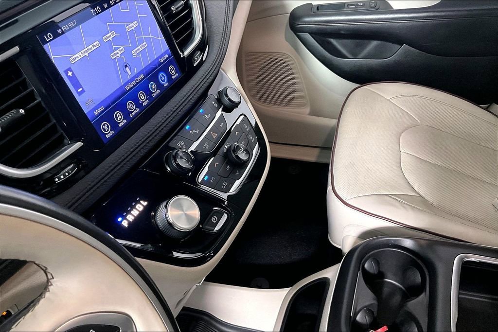 Used 2017 Chrysler Pacifica Limited w/ UConnect Theater Package FWD image 17