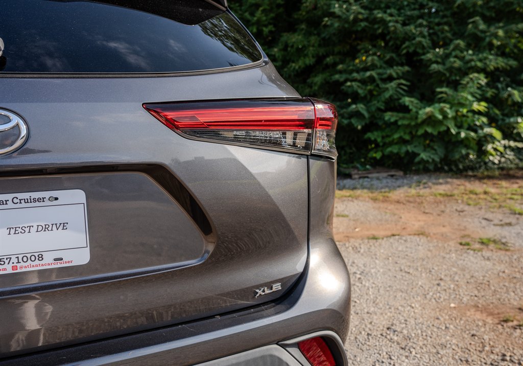 Used 2020 Toyota Highlander XLE FWD image 11