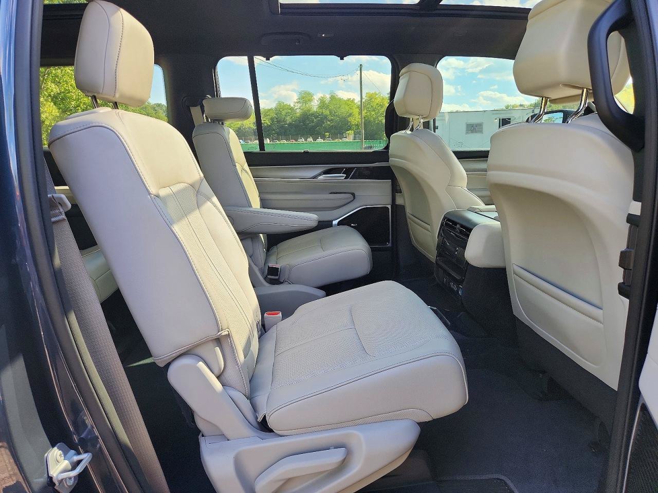 Used 2025 Jeep Wagoneer Series III w/ Premium Group I AWD/4WD image 9