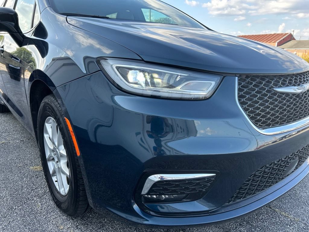Used 2025 Chrysler Pacifica Select FWD image 2