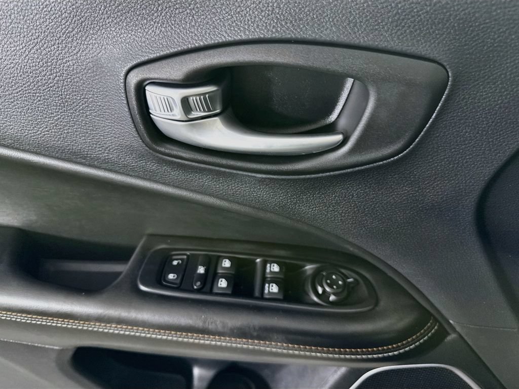 Used 2018 Jeep Compass Latitude AWD/4WD image 23