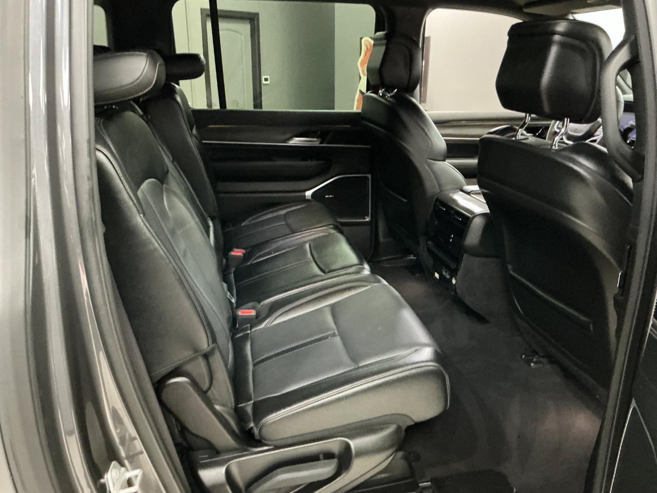 Used 2024 Jeep Wagoneer L Series II w/ Flexible Seating Group AWD/4WD image 31