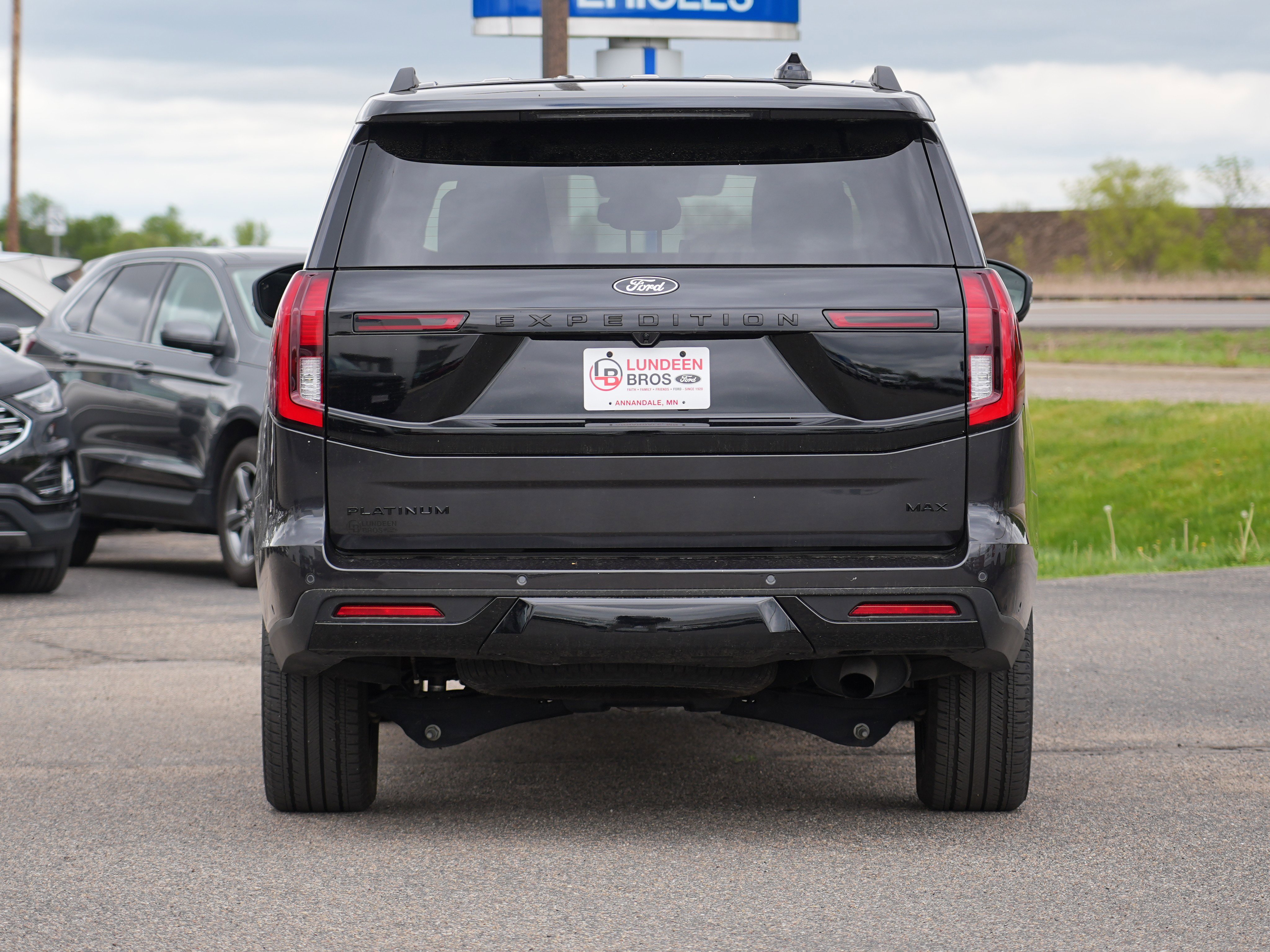 Used 2025 Ford Expedition Max Platinum w/ Stealth Appearance Package AWD/4WD image 4