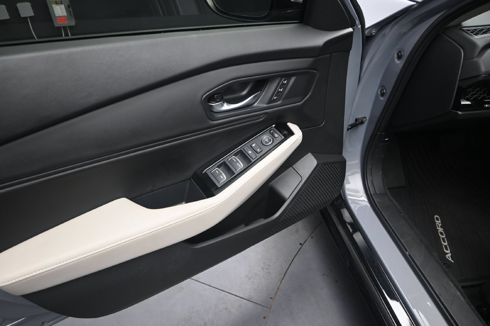 Used 2025 Honda Accord Touring image 11