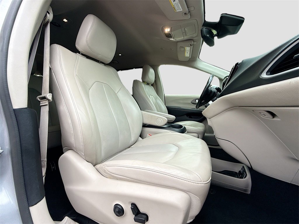 Used 2021 Chrysler Pacifica Touring-L image 31