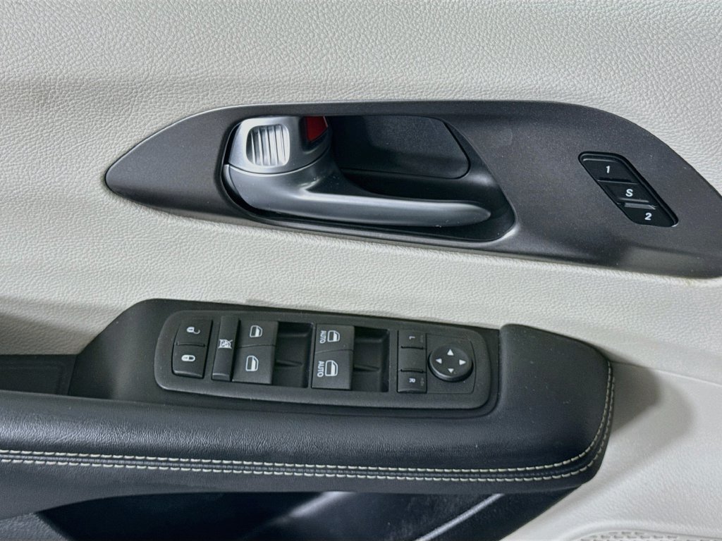 Used 2024 Chrysler Pacifica Touring-L AWD/4WD image 22