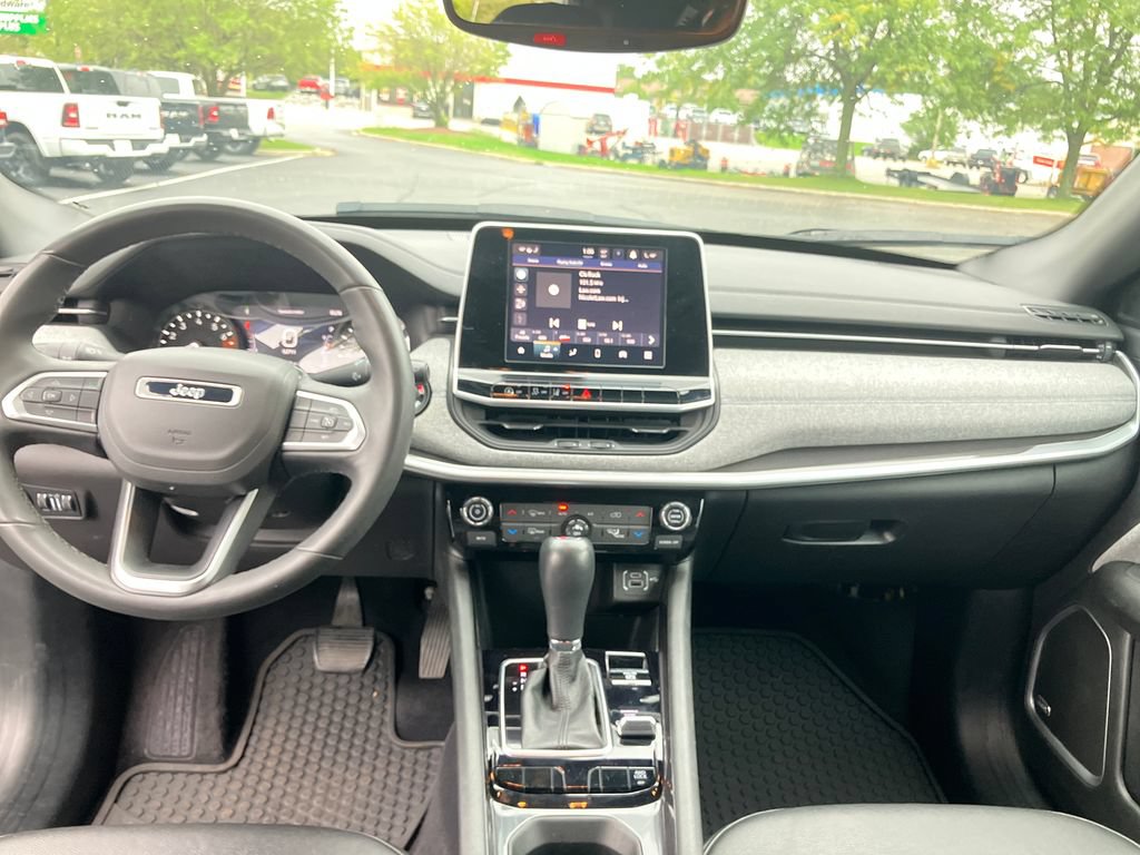 Used 2025 Jeep Compass Latitude w/ Sun & Sound Group AWD/4WD image 14