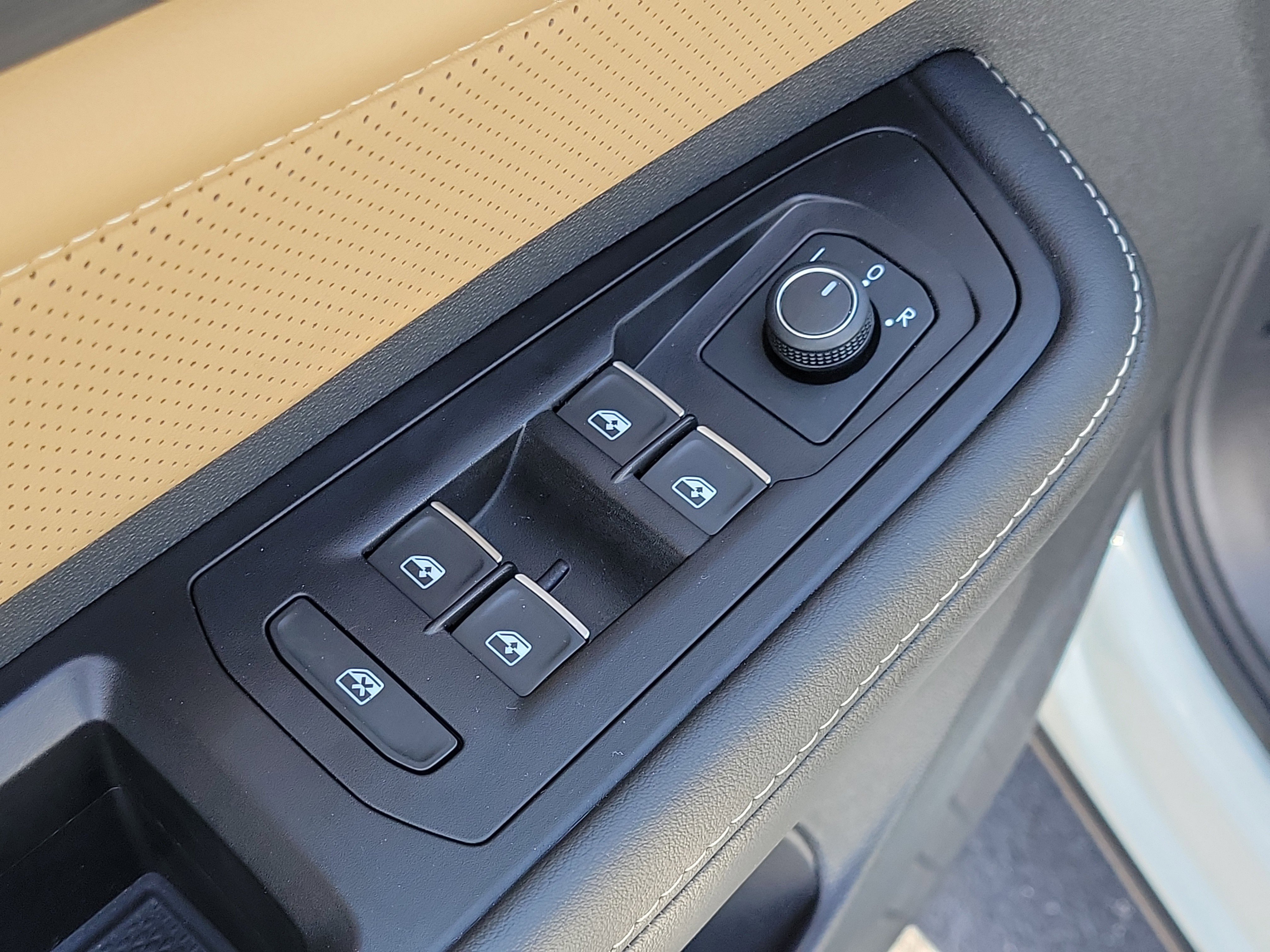 Used 2024 Volkswagen Atlas Cross Sport SE w/ Panoramic Sunroof Package FWD image 19