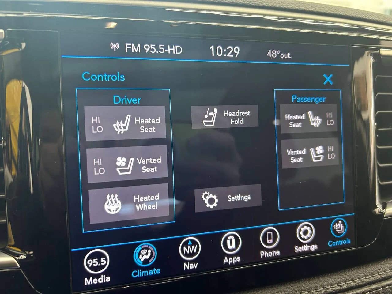 Used 2018 Chrysler Pacifica Limited w/ Tire & Wheel Group FWD image 9